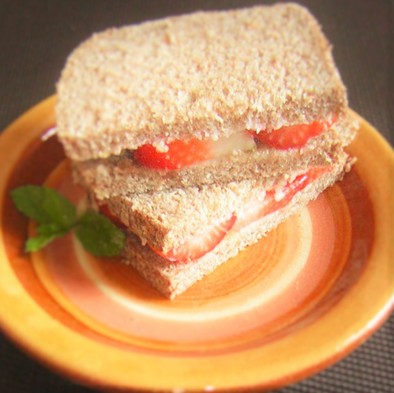 苺のサンドイッチの写真