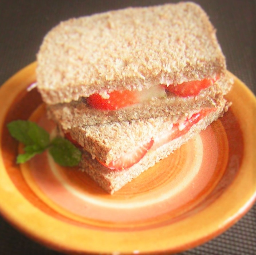 苺のサンドイッチの画像