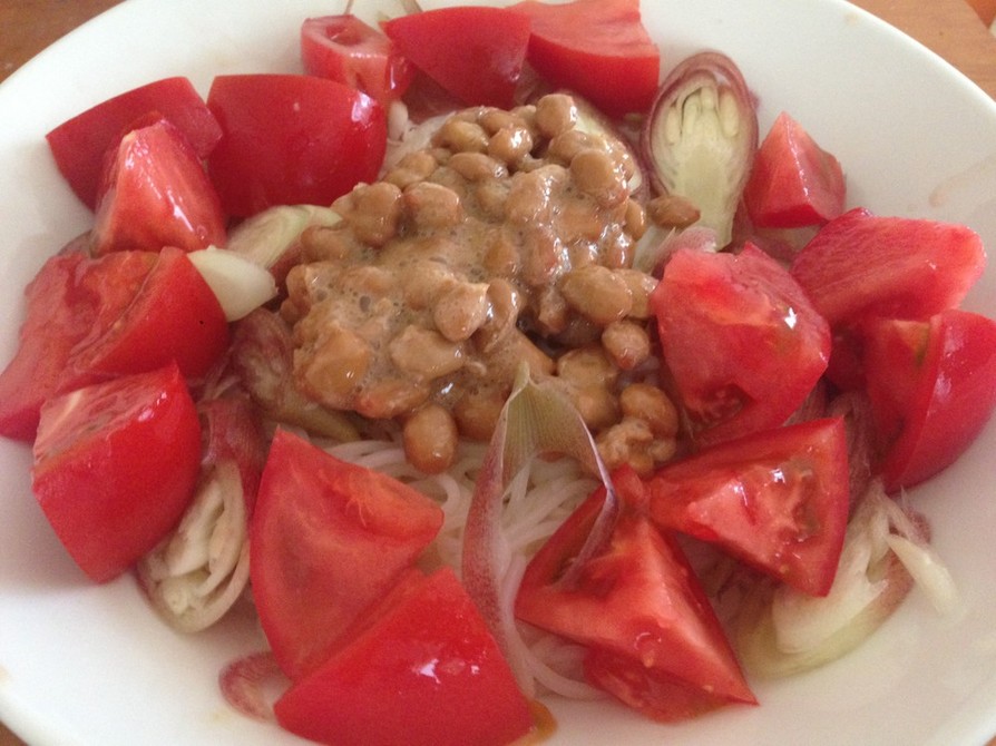 納豆とトマトとミョウガのこんにゃく麺の画像