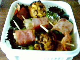 きょうのお弁当: 1/22/02(Tue) -キャベツ畑にいろいろのせて-