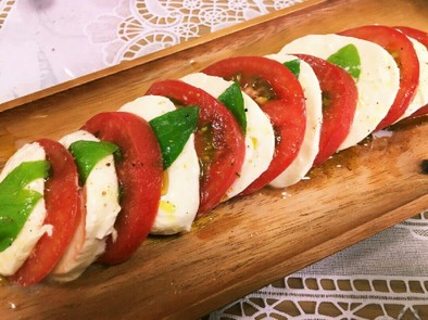 モッツァレラチーズとトマトのカプレーゼの写真