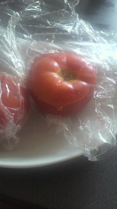 トマト丸ごと、ハンバーグの写真