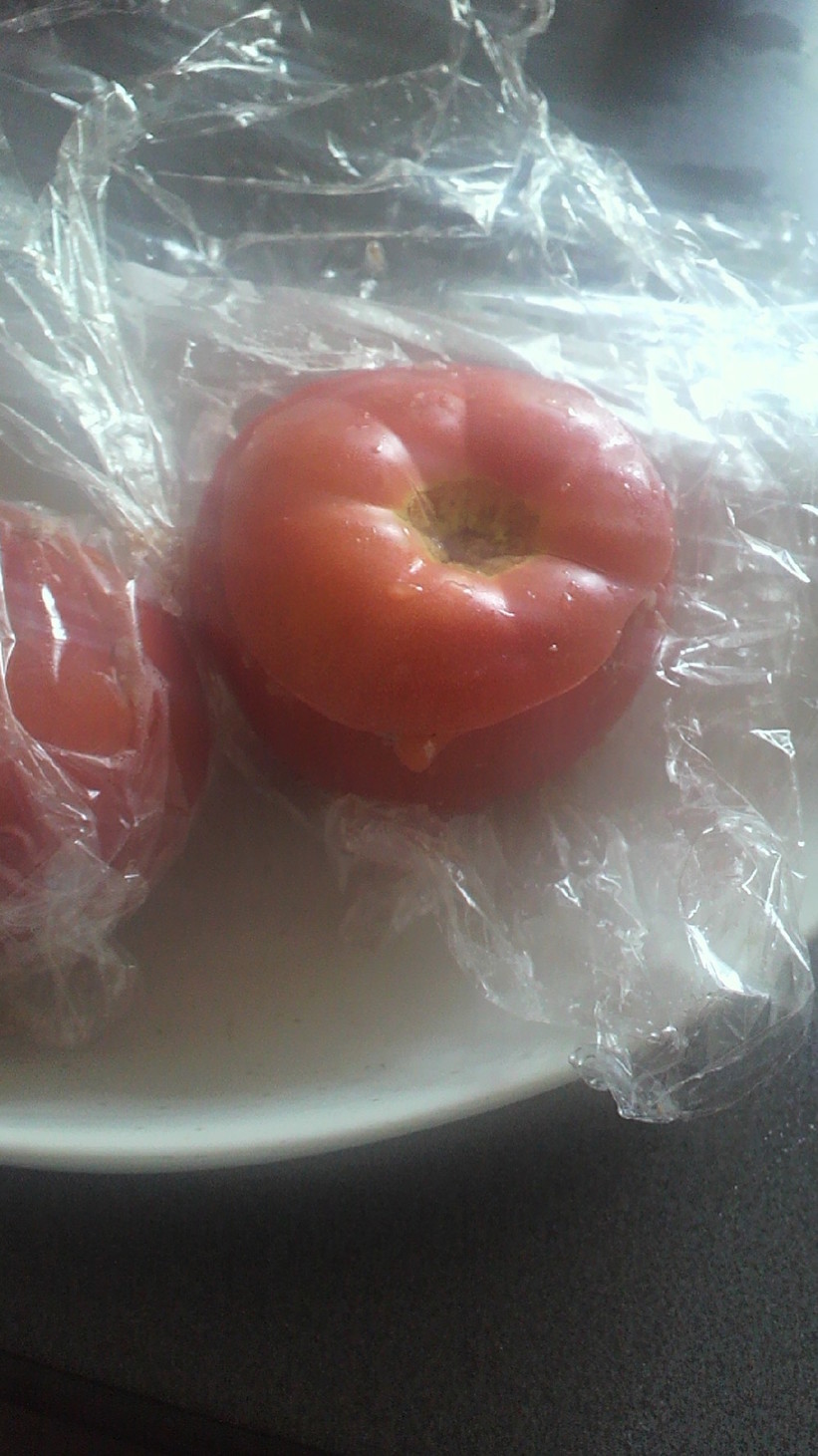 トマト丸ごと、ハンバーグの画像