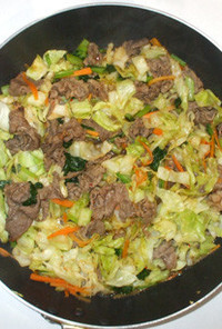 牛肉とキャベツとキムチの素の簡単野菜炒め