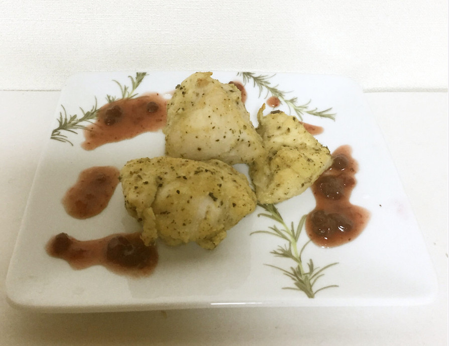 鶏肉の香草焼き リンゴンベリーソース添えの画像