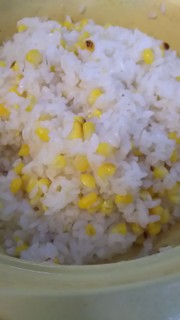 自動炊飯で焼とうもろこしご飯の写真