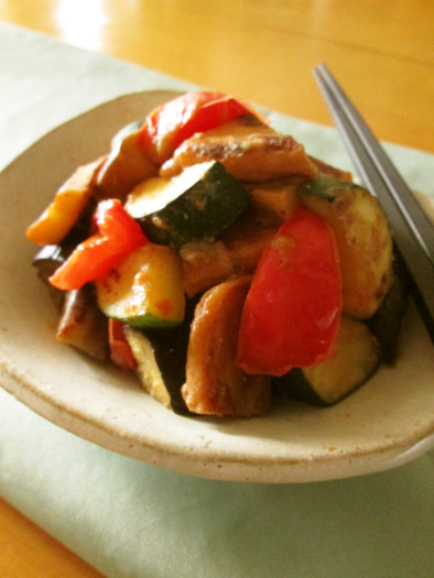 夏野菜と薩摩揚げの味噌バタ炒めの写真