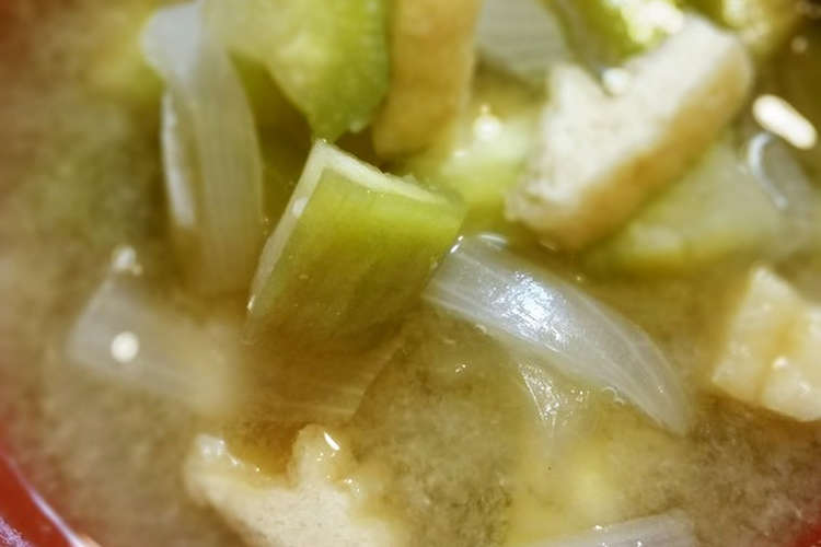 緑の茄子と 玉葱 薄揚げのお味噌汁 レシピ 作り方 By 水玉 金魚 クックパッド