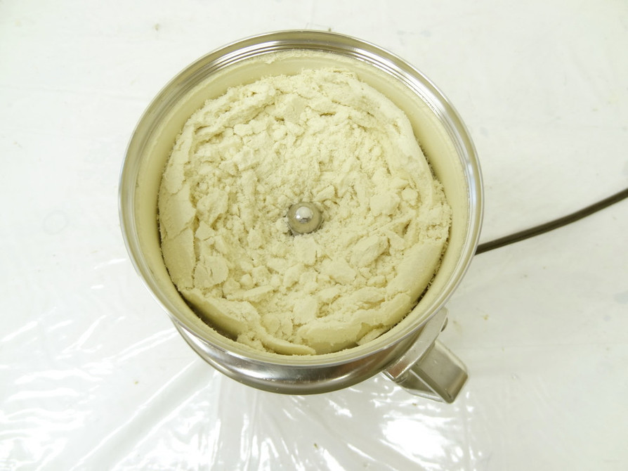 製粉機「コナッピー」で玄米粉作りの画像