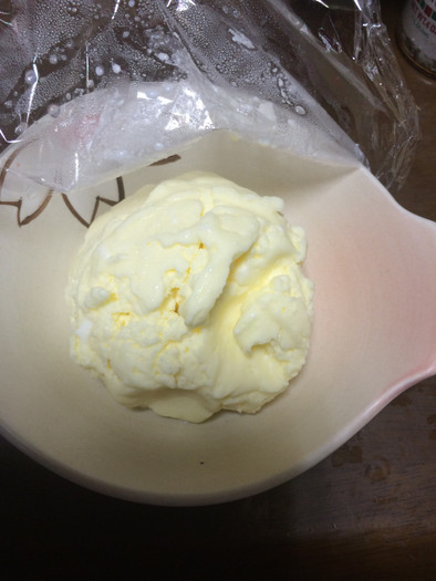 生クリームからバター作りの写真