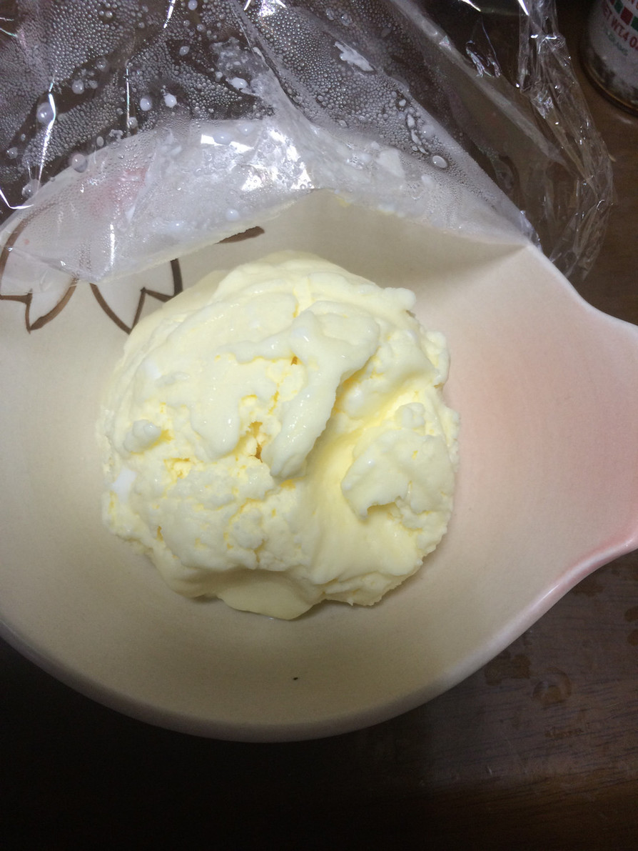 生クリームからバター作りの画像