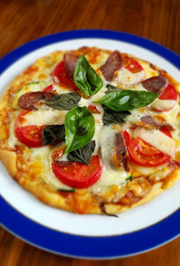簡単手作り生地の塩トマトとサラミのピザ