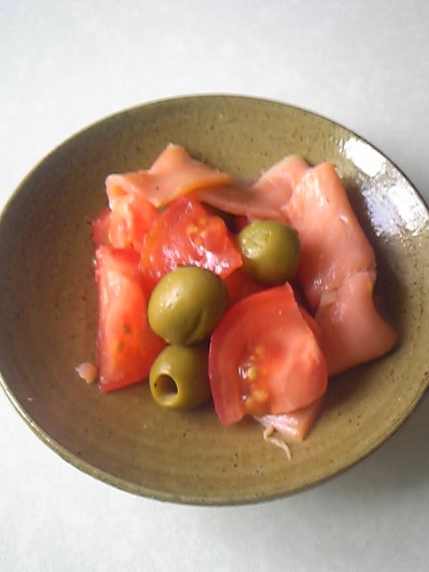 オリーブとサーモンとトマトの前菜の画像