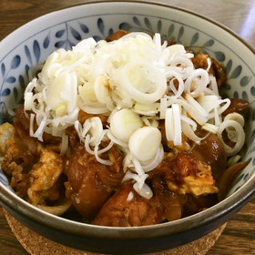 赤味噌仕立ての親子丼