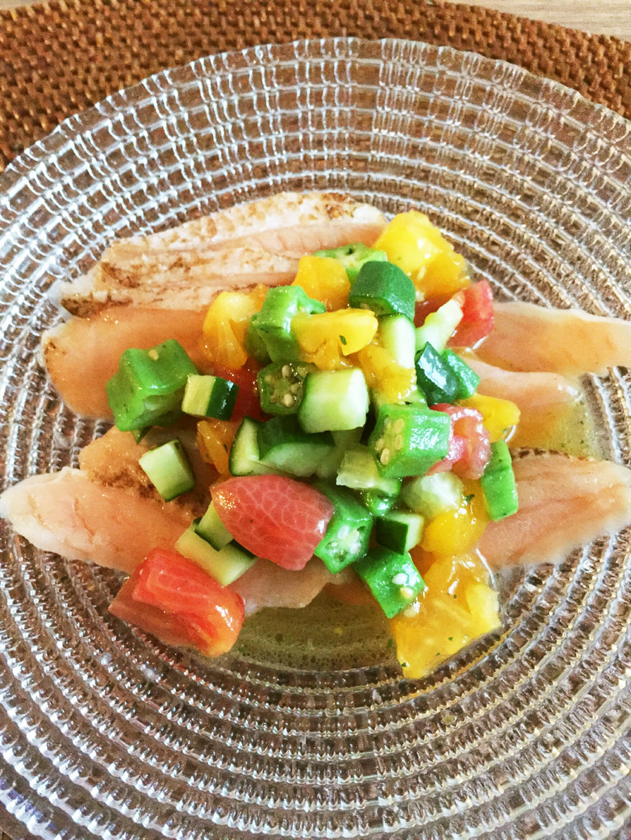 炙りサーモンの夏野菜マリネソースの画像