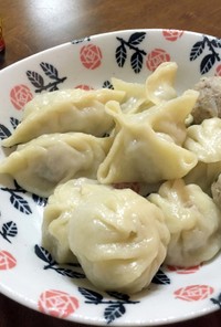 モンゴルの伝統料理・家庭料理“ボーズ”
