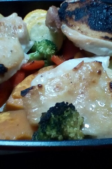 鶏モモ肉と夏野菜の魚焼きグリル焼きの写真