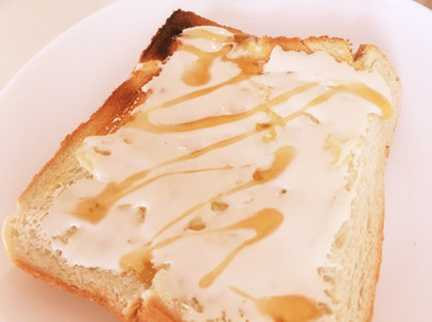 ホイップマリームのせ♡トーストの写真