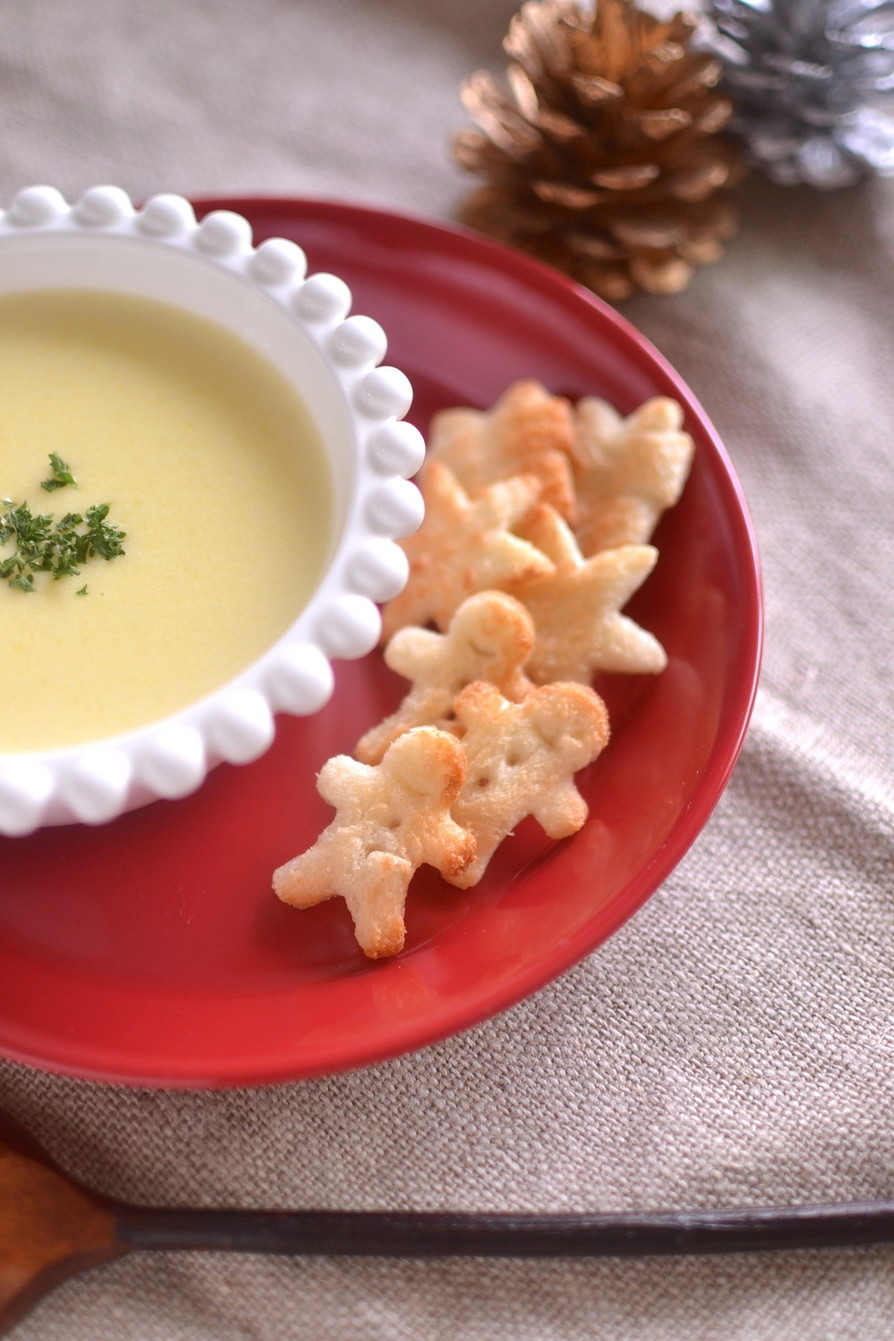 スープにクリスマスクルトンの画像