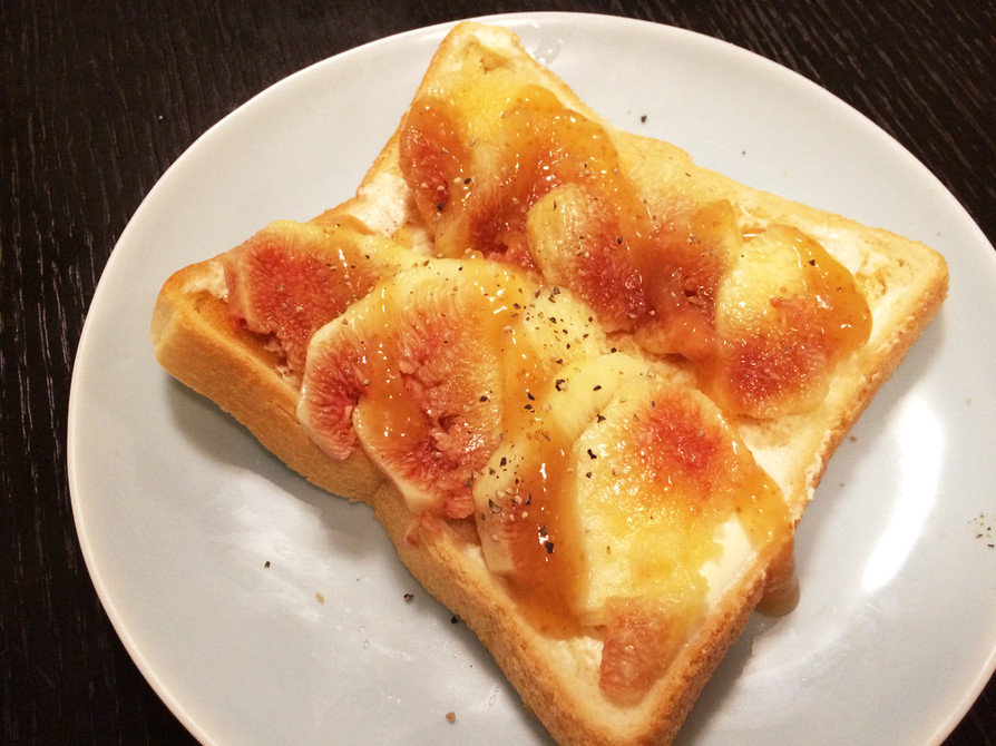 黒胡椒いちじくチーズはちみつトーストの画像