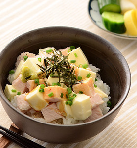 モッツァサラダチキン丼