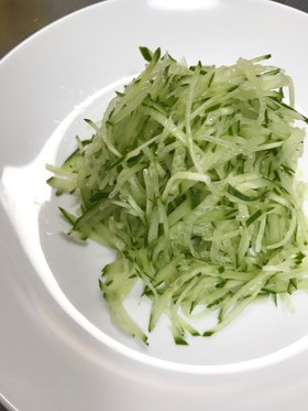 逆に?!キュウリの千切り。冷やし中華にも