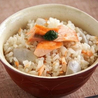 鮭と里芋の炊き込みご飯の写真