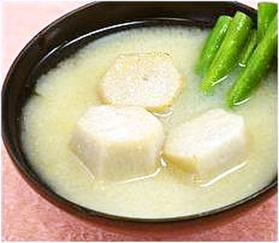 里芋といんげんのお味噌汁の写真