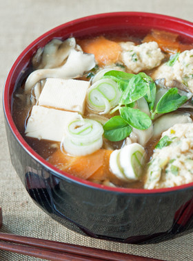 栄養満点!豆苗入り鶏だんごのみそ汁