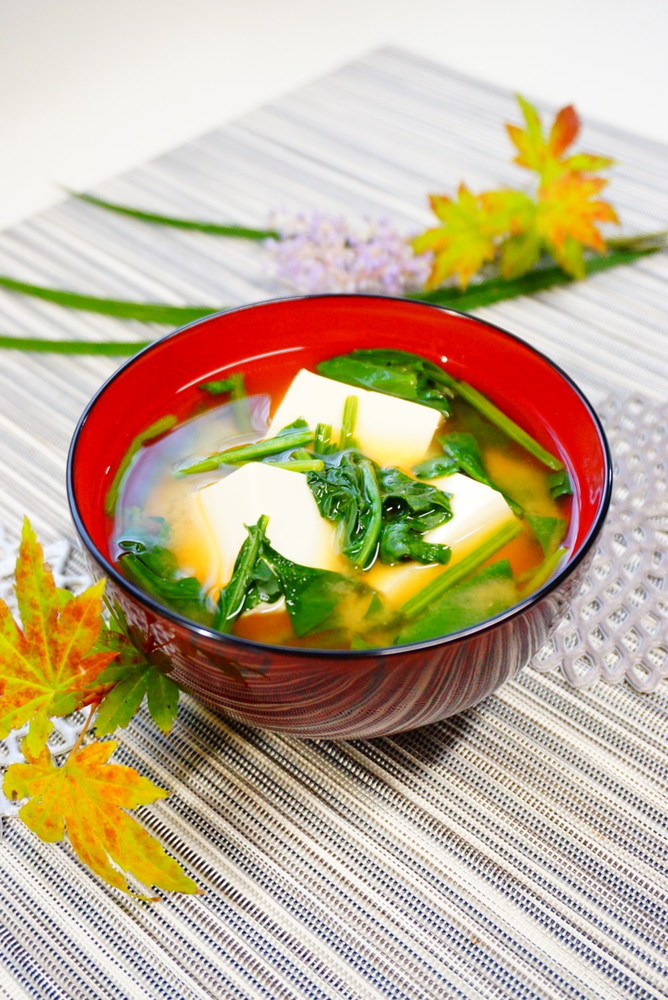 柔らかい【ほうれん草と絹豆腐のお味噌汁】の画像
