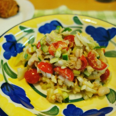 白いんげん豆とトマトのサラダの写真