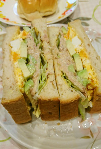 アボカドと卵とツナのサンドイッチ