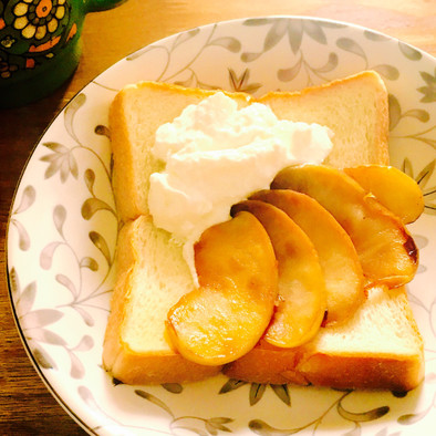 朝食おやつにりんご水切りヨーグルトーストの写真