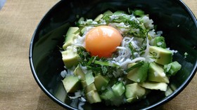アボカドしらす丼