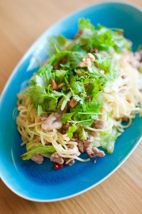 パクチー山盛りで!エスニック焼きそば