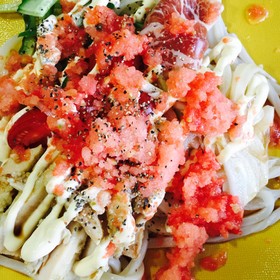 主役は冷凍トマト☆サラダうどん