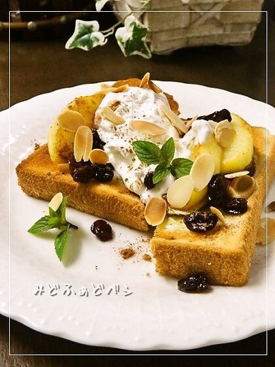 薩摩芋と林檎のホイップマリームトーストの写真