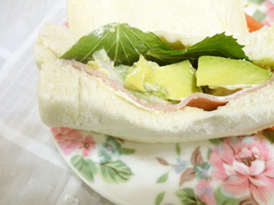 アボカドと大葉のサンドイッチの写真
