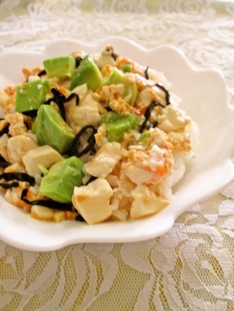 アボカドと豆腐の塩昆布卵丼の画像