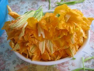 カボチャの花のチーズはさみ揚げの画像