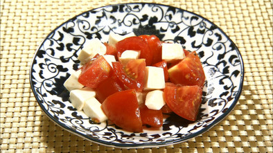 モッツァレラチーズとトマトの簡単サラダの写真