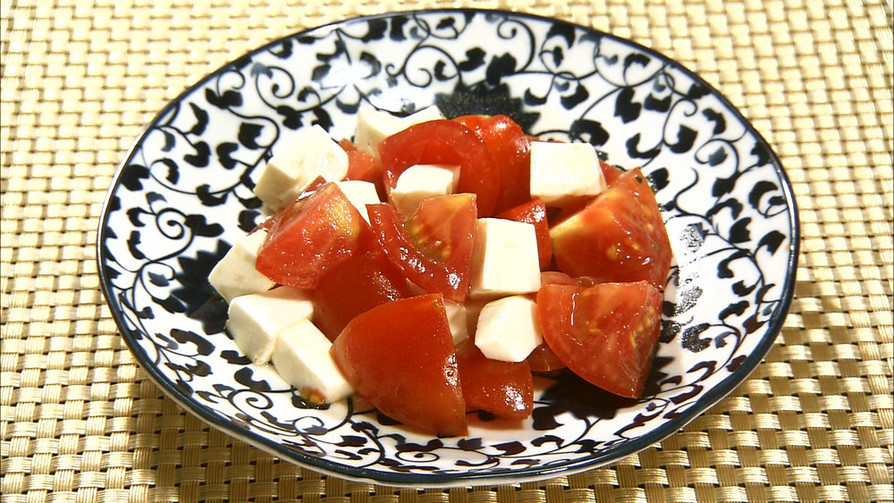モッツァレラチーズとトマトの簡単サラダの画像