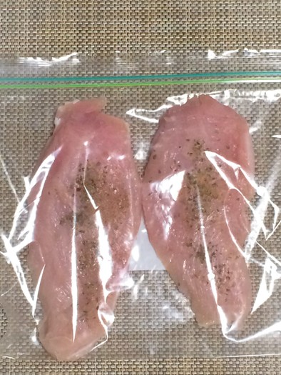 バジルとレモン汁で下味✨鶏むね肉冷凍保存の写真