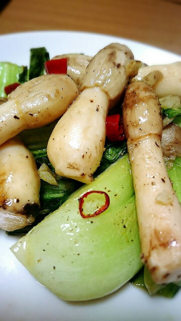 コプリーヌ茸とチンゲン菜のピリ辛炒めの画像