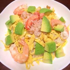 アボカドとエビ・カニの華やかちらし寿司