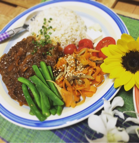 茹で野菜と一緒に食べる濃い目ハヤシライスの画像