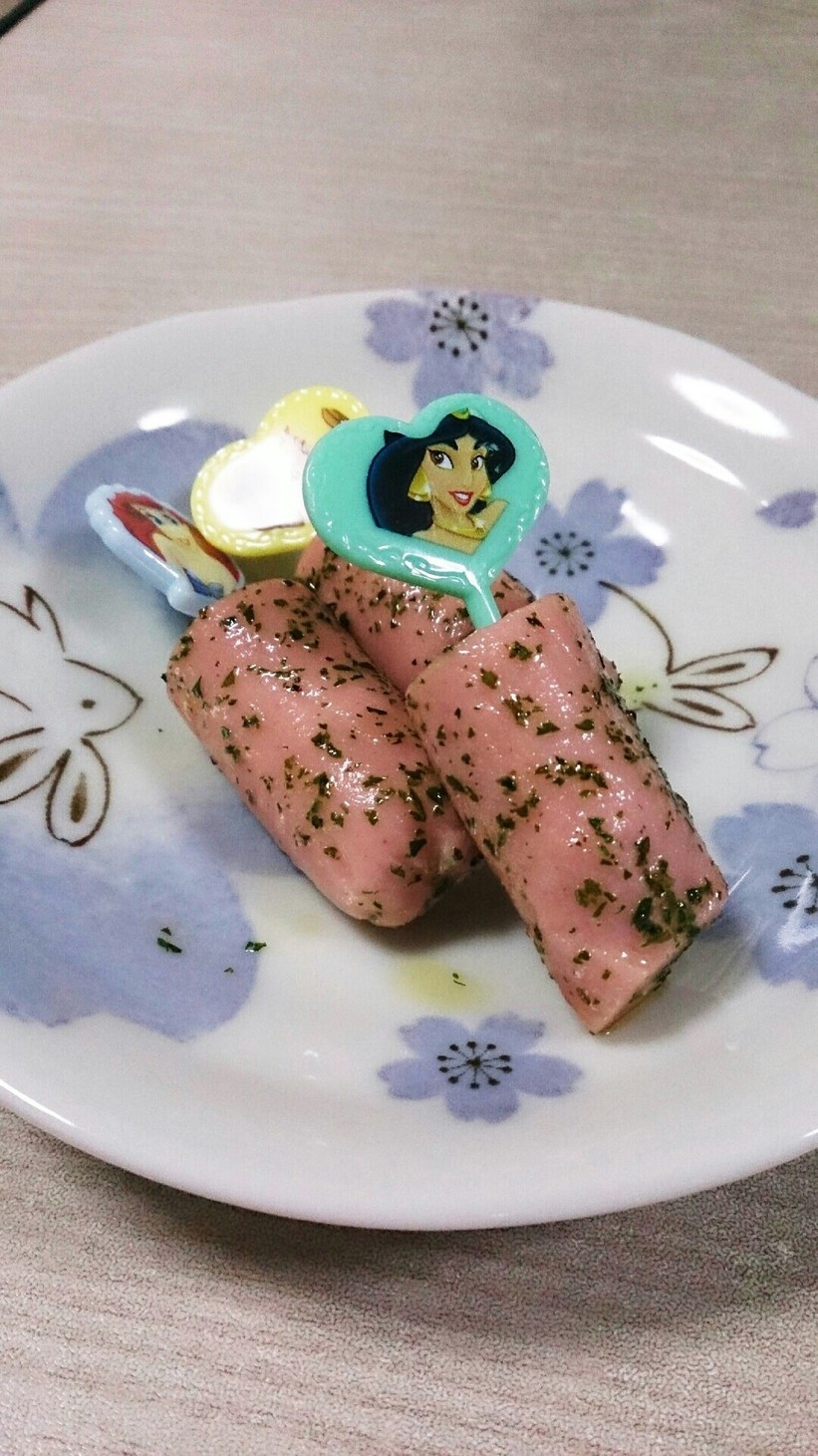 お弁当のおかず☆魚肉ソーセージにパセリの画像