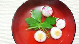 簡単おもてなし 麩と結び三つ葉のすまし汁
