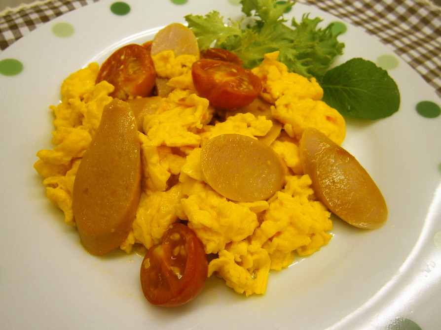 卵と魚肉ソーセージとトマトの炒めものの画像
