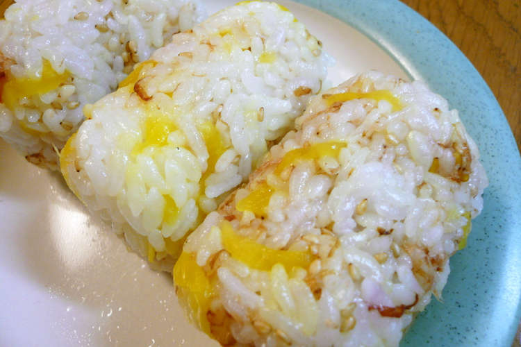 かつおとたくあんと胡麻のおにぎり レシピ 作り方 By おぶうさま クックパッド 簡単おいしいみんなのレシピが354万品